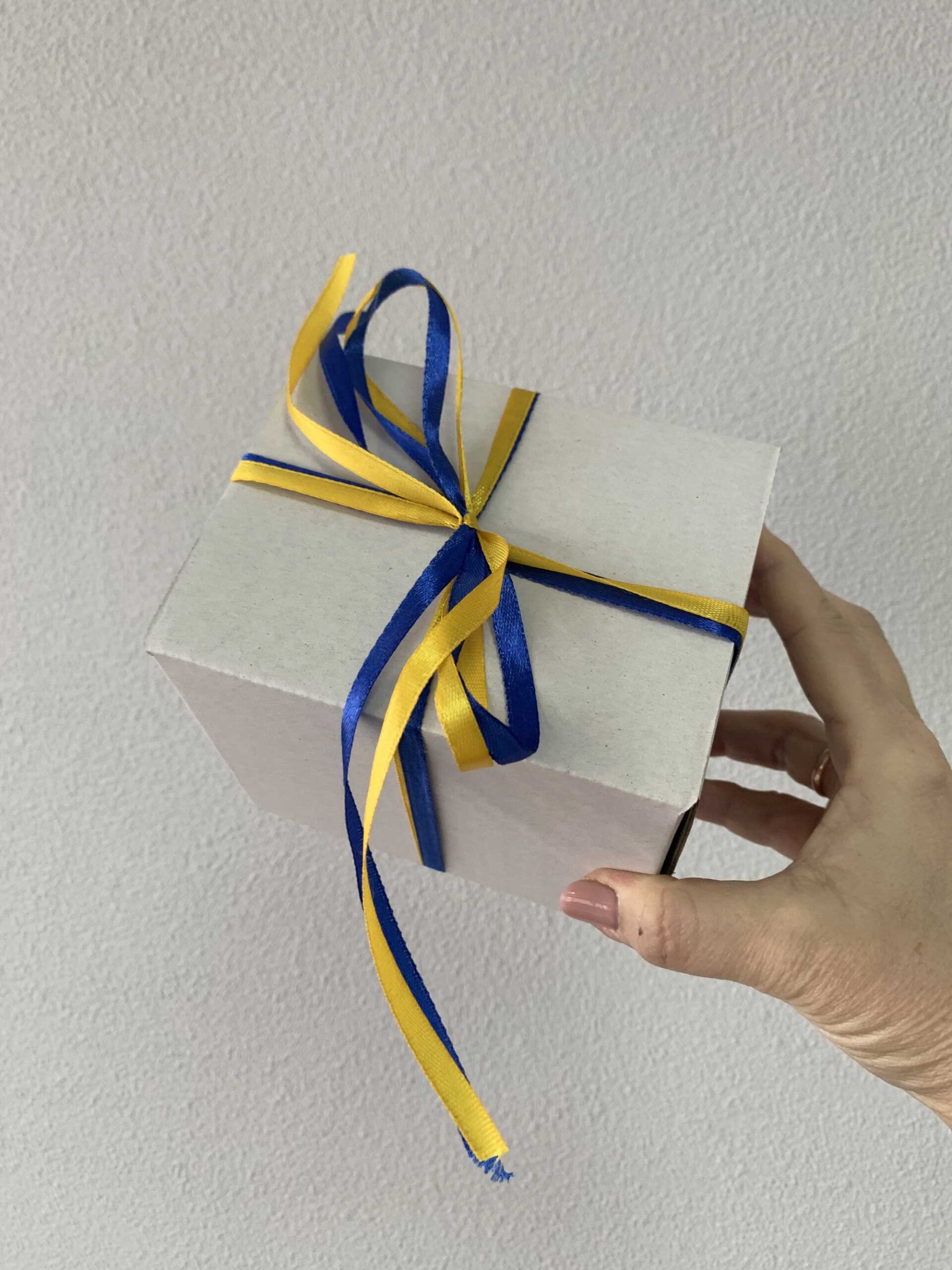 Подарункова коробка з жовто-блакитними стрічками Подарункова коробка з жовто-блакитними стрічками