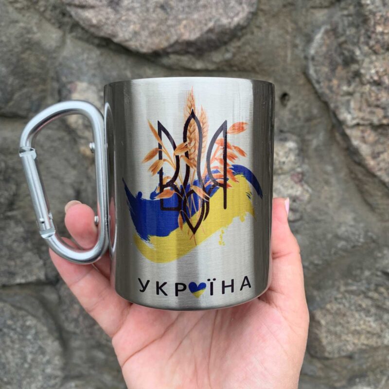 Чашка металева з карабіном з тризубом та колоссям патріотична Чашка металева з карабіном з тризубом та колоссям патріотична
