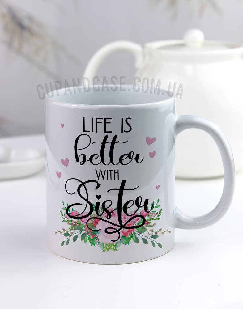 Чашка для сестри з англійським написом Life is better та квітами Чашка для сестри з англійським написом Life is better та квітами