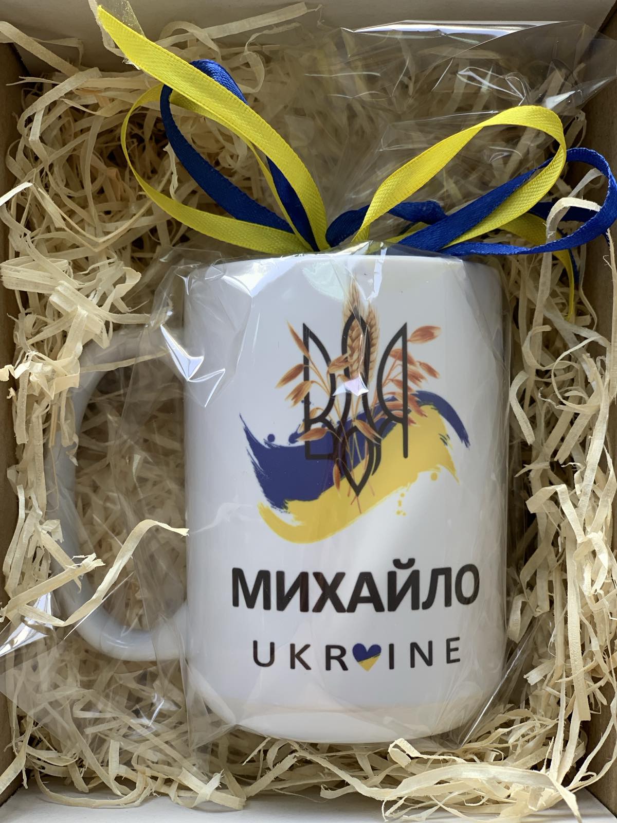 Велика іменна патріотична чашка 425 мл з гербом та вашим ім'ям (у подарунковій коробці) Велика іменна патріотична чашка 425 мл з гербом та вашим ім'ям (у подарунковій коробці)