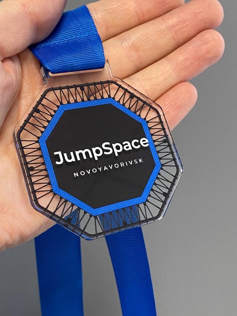 Преміальна акрилова медаль оригінальної форми JumpSpace від Cup and Case