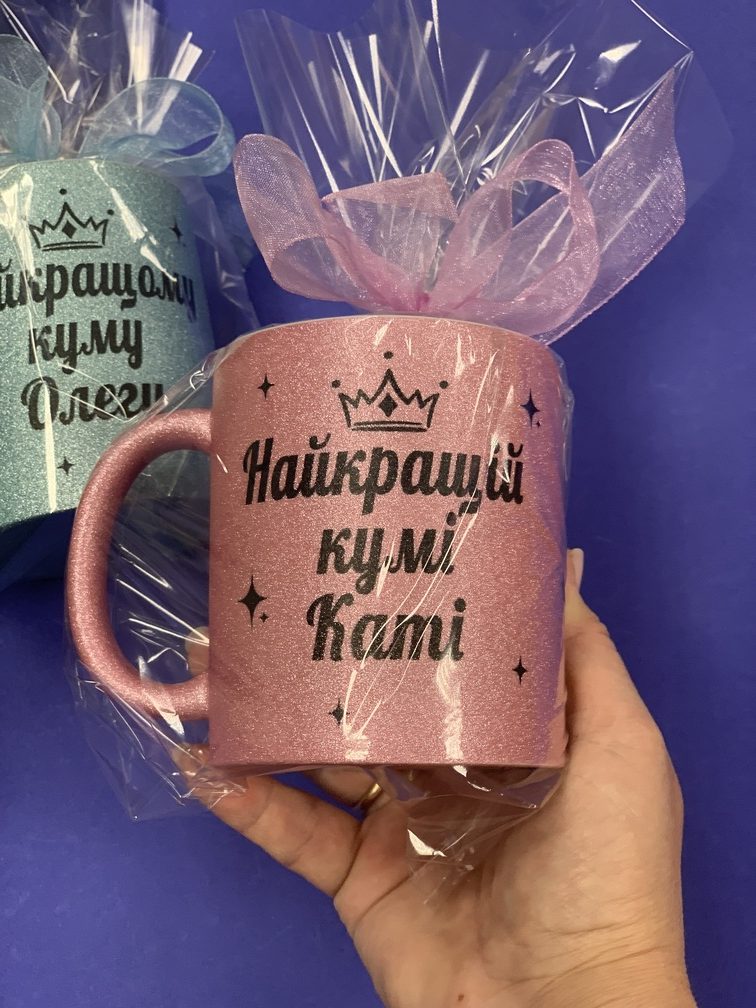 Чашка кумі та хрещеній рожева блискуча з іменним написом (двостороння) Чашка кумі та хрещеній рожева блискуча з іменним написом (двостороння)